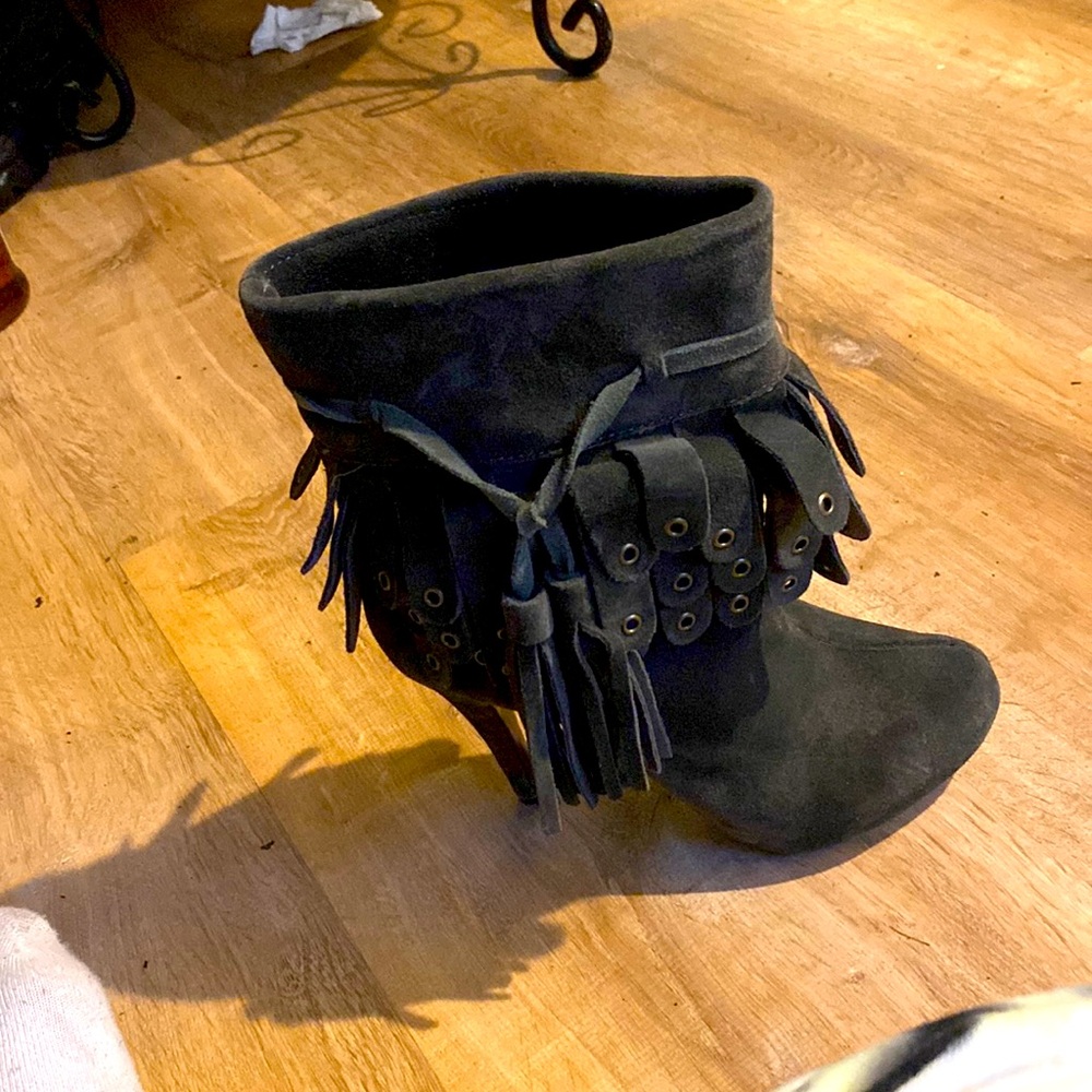 Mojo Moxy booties, super cute, size 6 with wide suede and heavy fringe